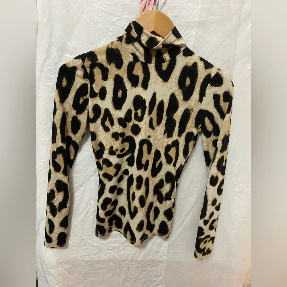H&M Hennes Collection Leopard Print Open Back Mock Neck Top - NWOT - Picture 2 of 8